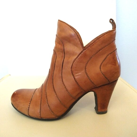 Chocolat Blu "Dahl" - Genuine Leather Ankle Booties, 8.5 - Picture 2 of 8